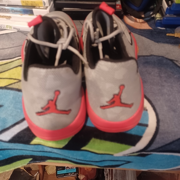 Jordan's size 7y nice pair - Picture 2 of 4